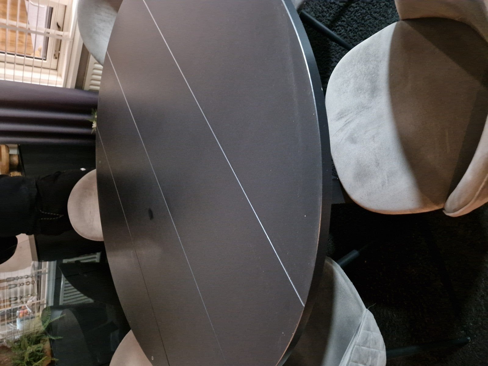 Moderne ronde eettafel met glazen blad en 6 stoelen, Glas, Rond, Zo goed als nieuw, Vijf personen of meer