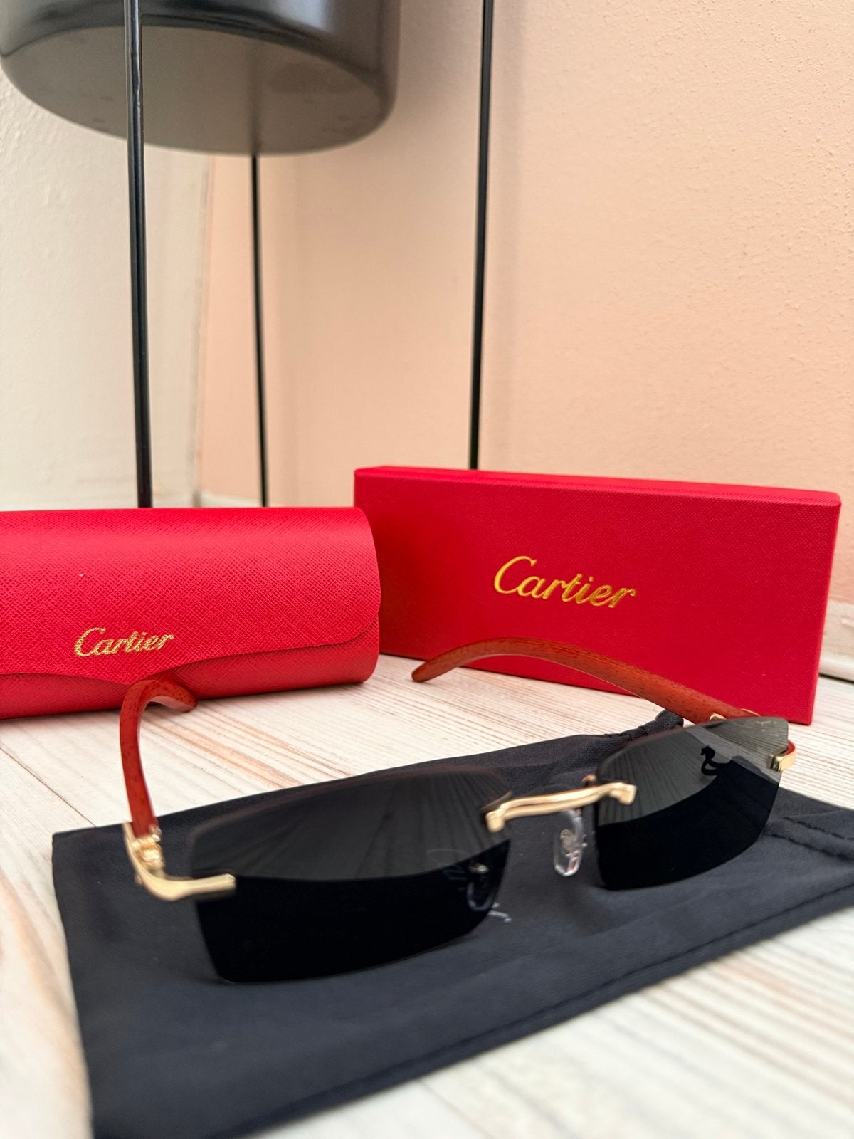 Cartier zonnebril met houten pootjes en gouden accenten, Overige merken, Zonnebril, Zwart, Ophalen of Verzenden