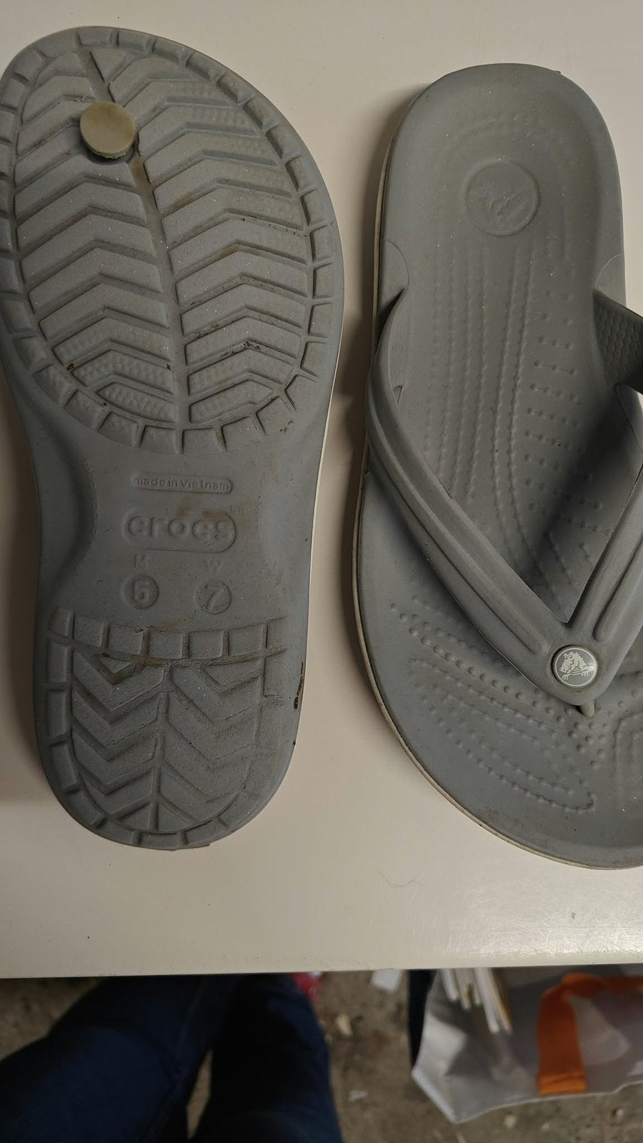 Crocs slippers maat 5, Ophalen, Grijs