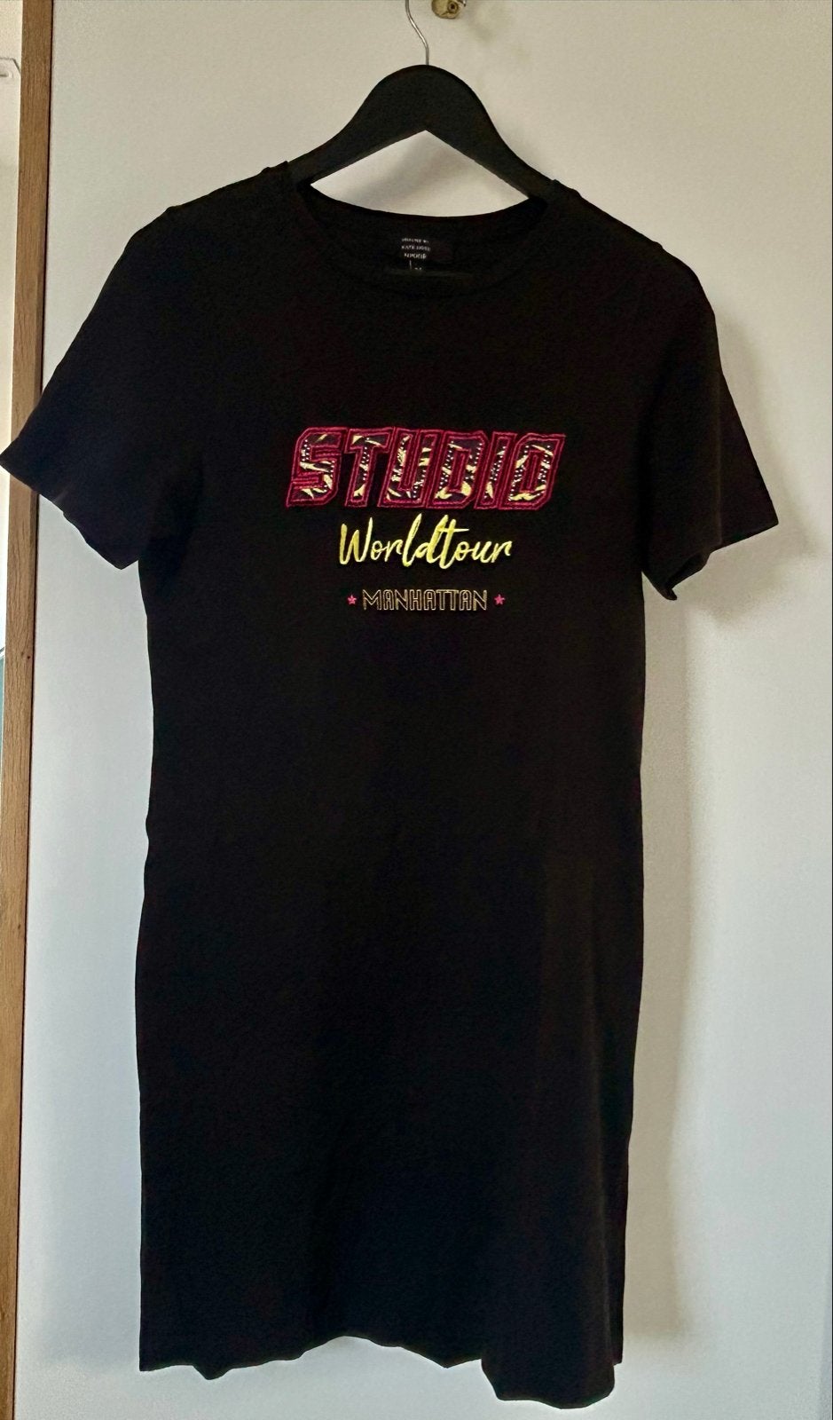 Nikkoe Zwarte jurk met 'Studio Worldtour Manhattan' print, Zwart, Ophalen of Verzenden, Zo goed als nieuw, Maat 34 (XS) of kleiner