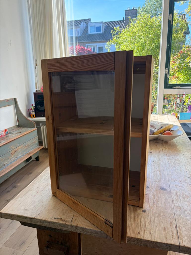 Kast met glazen deur, Ophalen
