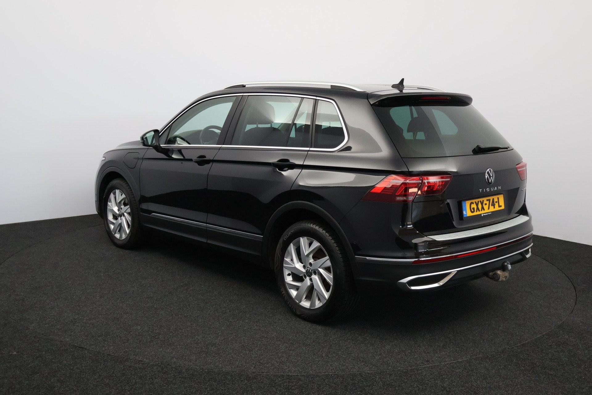 Volkswagen Tiguan 1.4 TSI eHybrid Business+ /AUTOMAAT! /Trek, Euro 6, 4 cilinders, Alcantara, Zwart