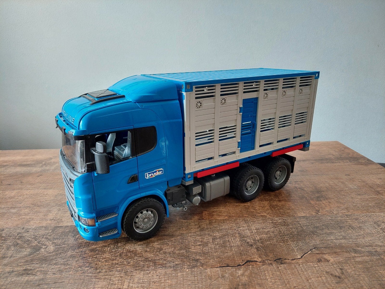 Mooie Scania R560 Highline Vee-wagen van Bruder ! €37,50, Ophalen of Verzenden, Zo goed als nieuw
