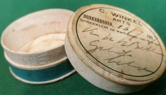 Vintage C. Winkel Arts Donkerbroek pillendoosje 1937 Doosje, Verzamelen, Merken en Reclamevoorwerpen, Ophalen of Verzenden, Gebruikt