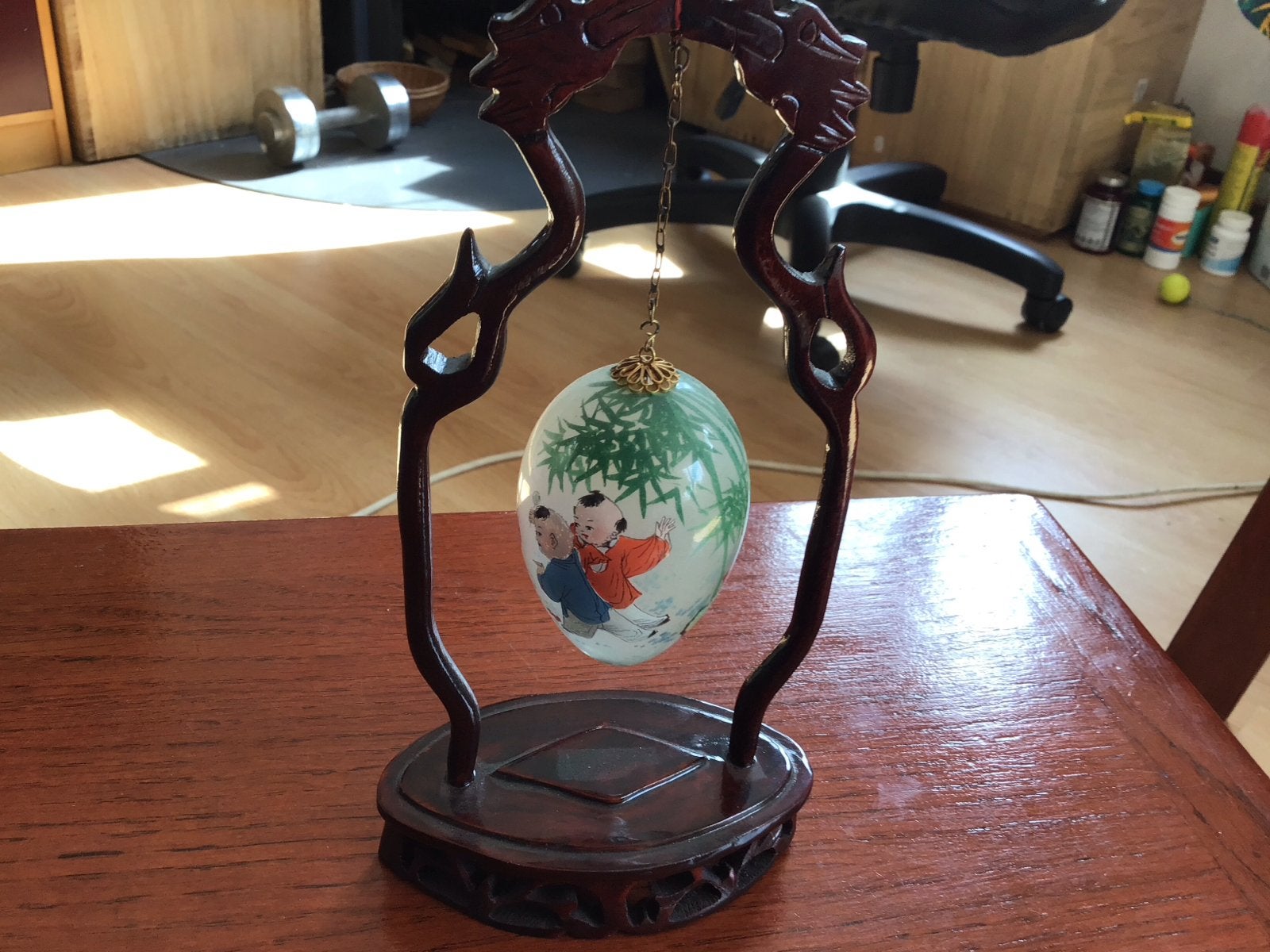Decoratief ei met binnenkant beschilderd op standaard, Verzamelen, Ophalen of Verzenden, Gebruikt