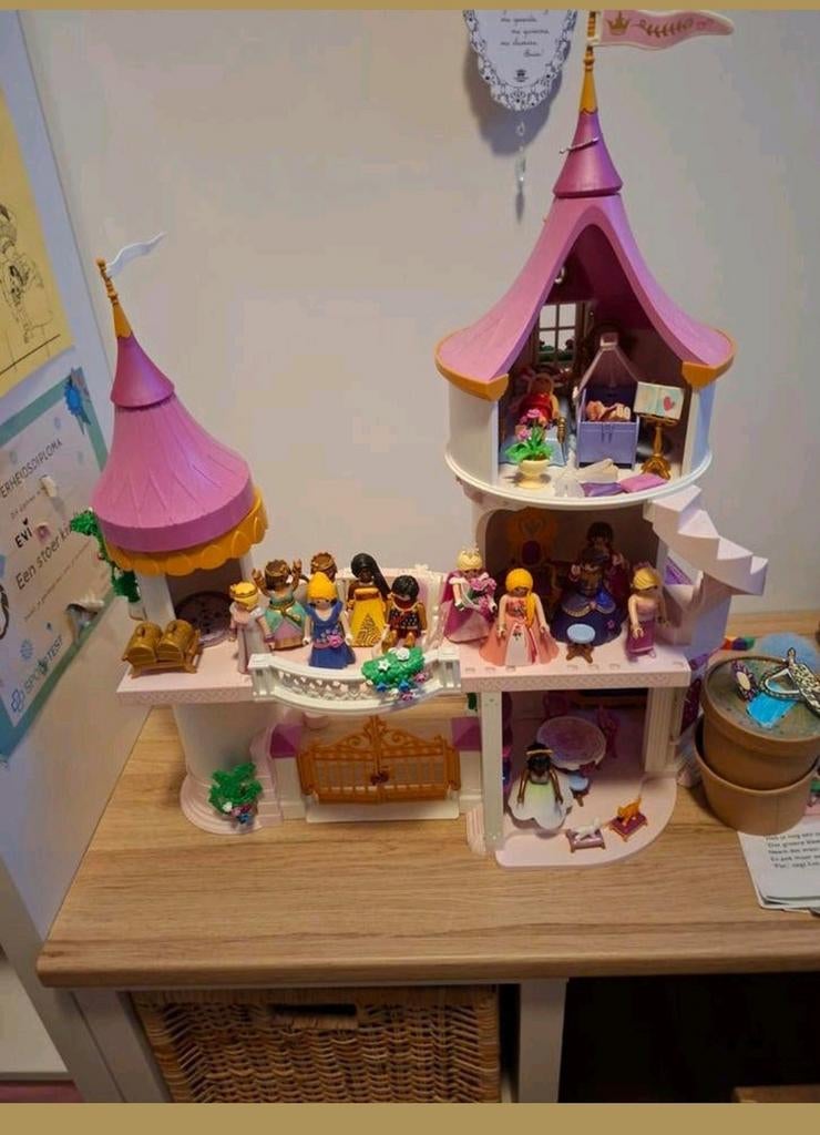 Speelgoed kasteel met vele poppetjes., Ophalen, Zo goed als nieuw, Poppenhuis