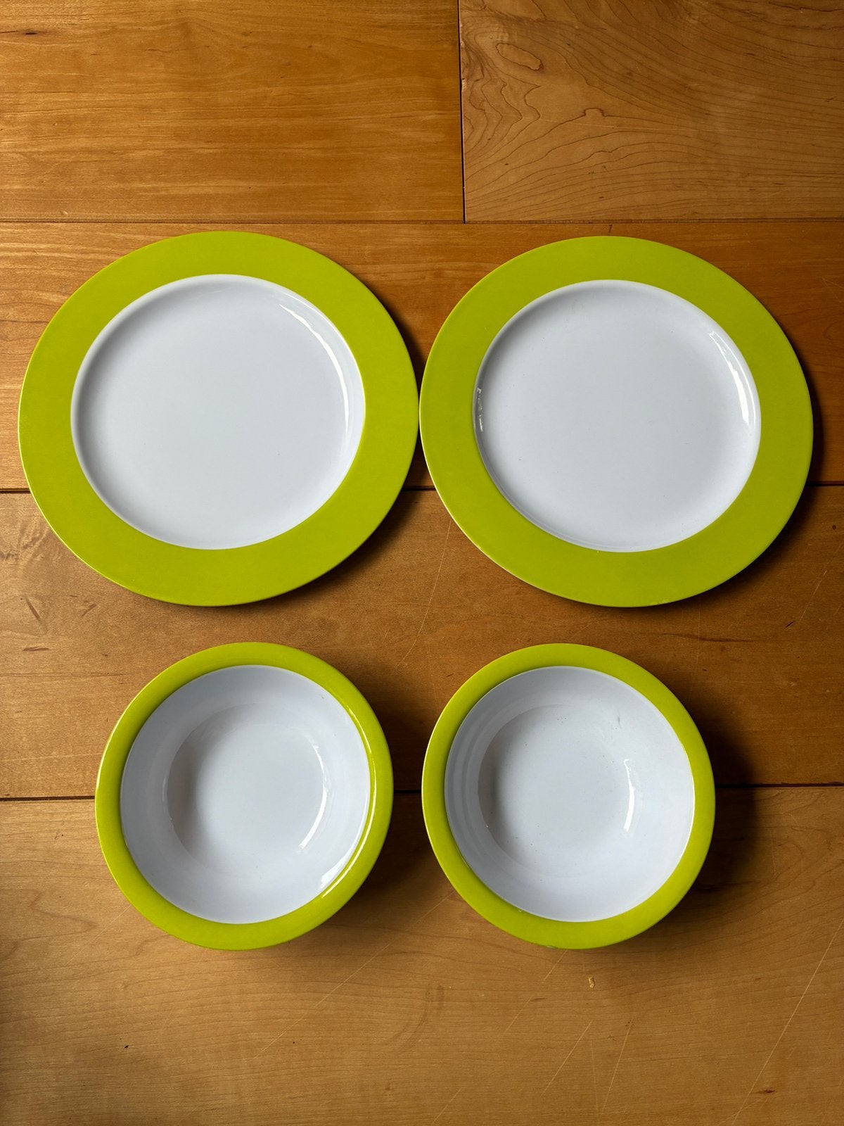2 plastic borden en 2 plastic bakjes groen / wit, Ophalen of Verzenden, Zo goed als nieuw