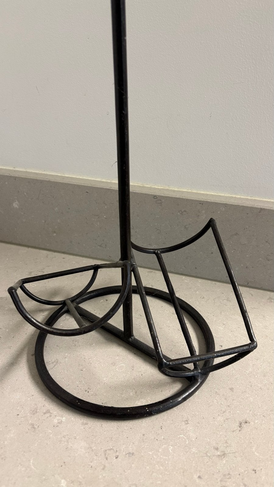Smeedijzeren flessen- en glazenstandaard met houten handvat, Gebruikt, Ophalen of Verzenden, Minder dan 5 flessen, Metaal