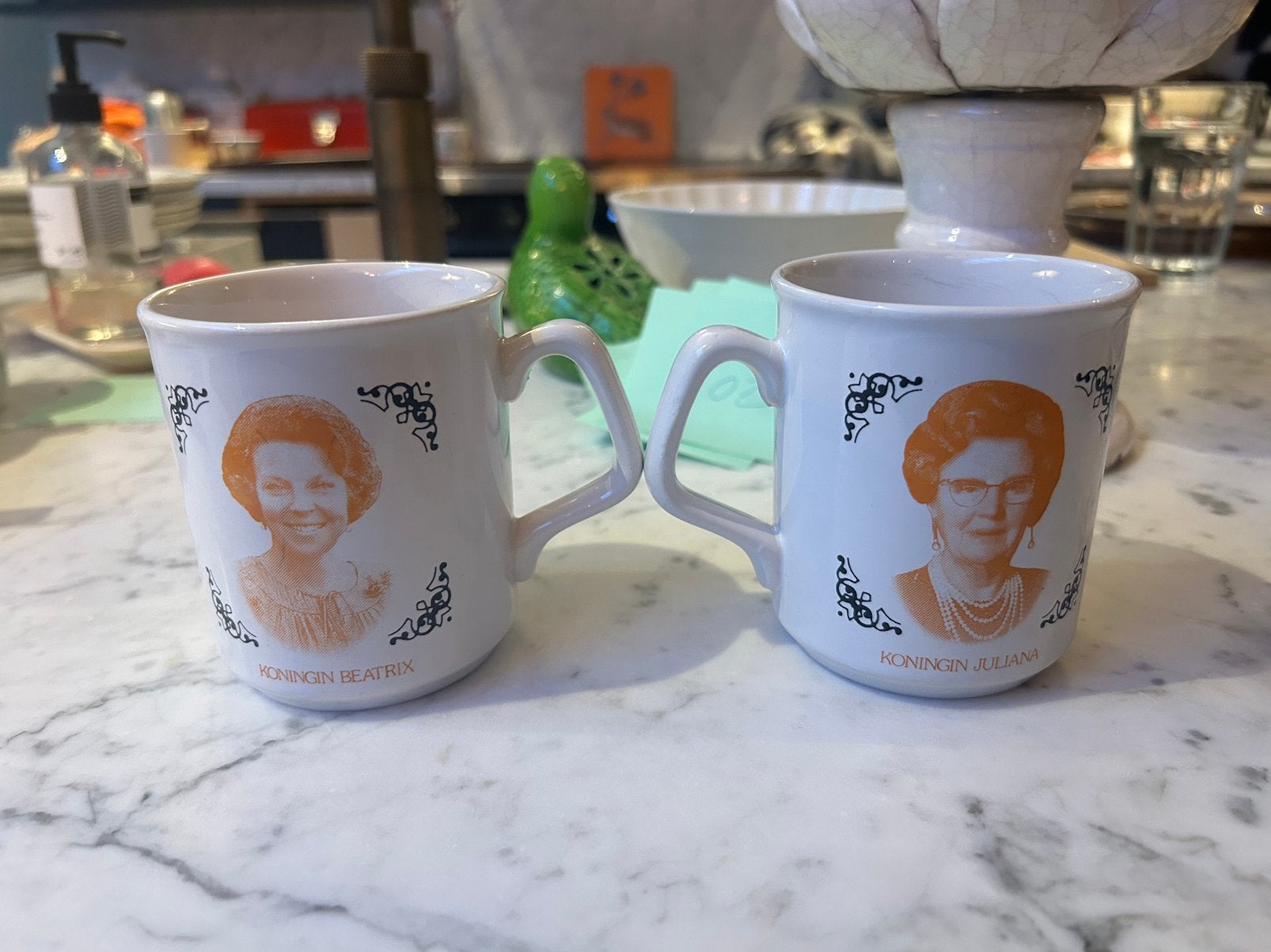 Set van 2 vintage mokken Koningin Juliana & Beatrix, Ophalen of Verzenden, Zo goed als nieuw, Overige stijlen, Kop(pen) en/of Schotel(s)