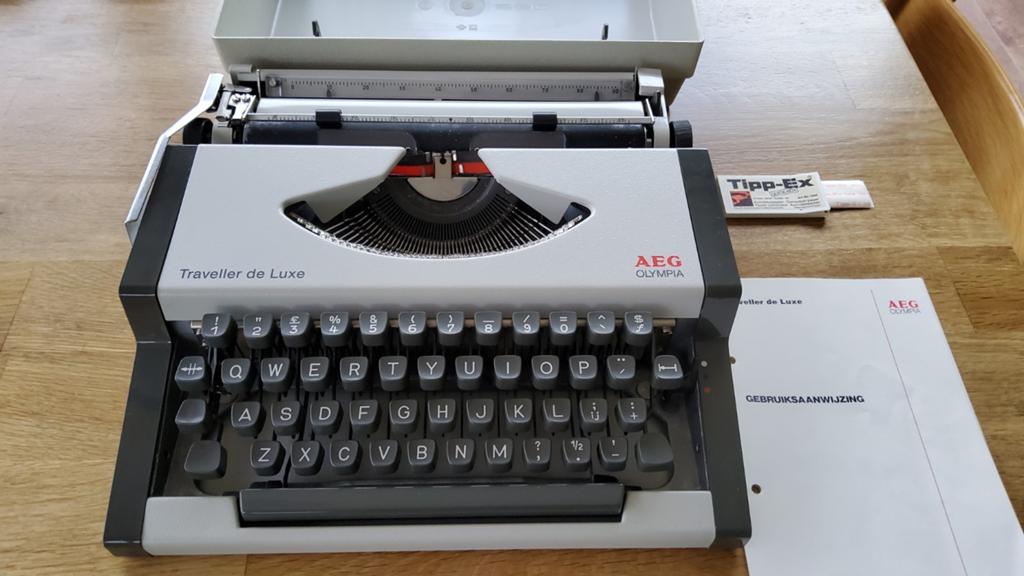 Schitterende vintage Traveller de Luxe, AEG Olympia, grijs, Diversen, Typemachines, Ophalen of Verzenden, Zo goed als nieuw