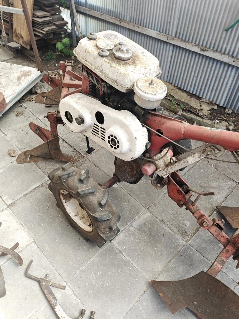 Oude grondbewerkingsmachine met ploeg, Ophalen of Verzenden
