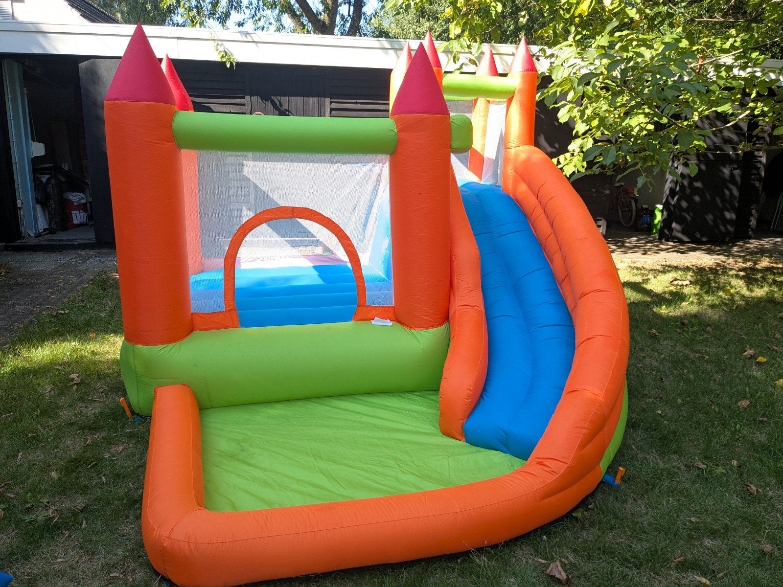 Opblaasbaar springkasteel met glijbaan

310 x 270 x 210 cm, Ophalen