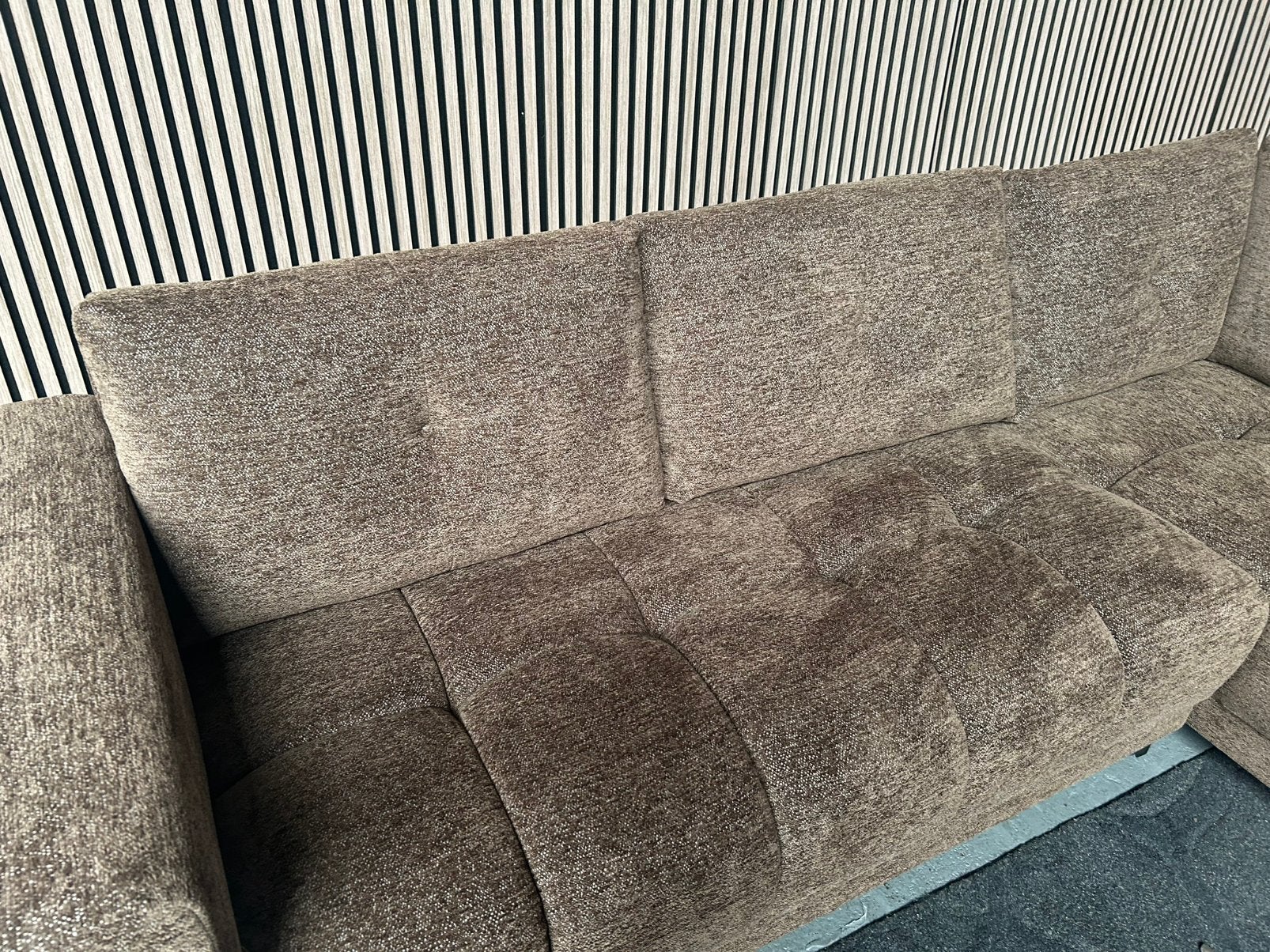 GRATIS LEVERING Hoekbank Bruin 270X220 SHOWROOMMODEL, 250 tot 300 cm, Hoekbank, Nieuw, Ophalen of Verzenden