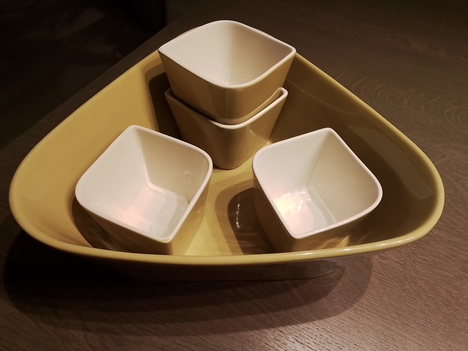 OIL & VINEGAR SCHAAL EN 4 KLEINE SCHAALTJES - OKERGEEL, Huis en Inrichting, Keramiek, Nieuw, Ophalen of Verzenden, Schaal of Schalen