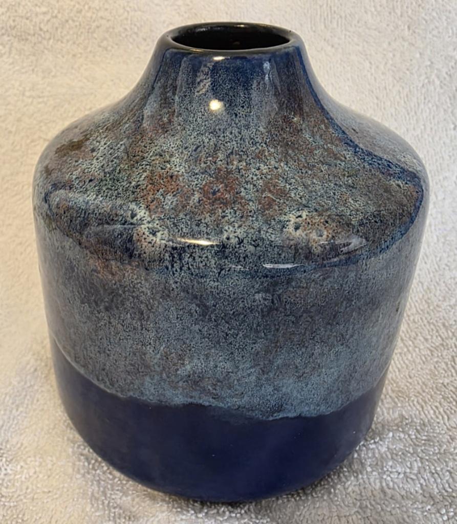 Onderaan donkerblauw glazuur en bovenaan  vasen, Huis en Inrichting, Woonaccessoires | Vazen, Ophalen of Verzenden, Blauw, Aardewerk of Porselein