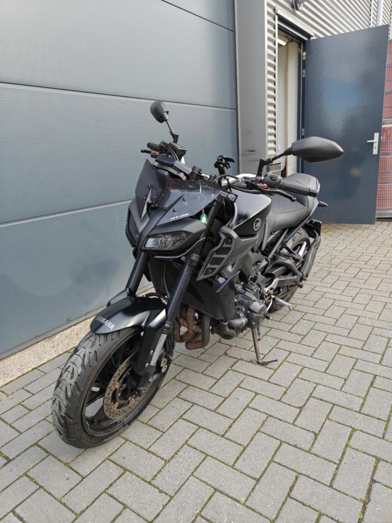Yamaha MT-09 Naked Bike - Zwart met Akrapvic, Handvatverwarming, Motorrijbewijs A, Gebruikt, 3 cilinders