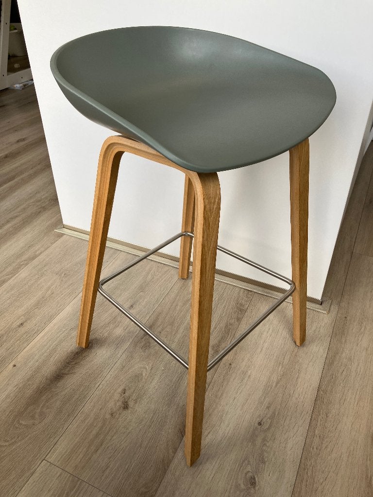 Set van 2 moderne barkrukken van het merk Hay, Ophalen, Met voetsteun, 60 tot 90 cm, Zo goed als nieuw