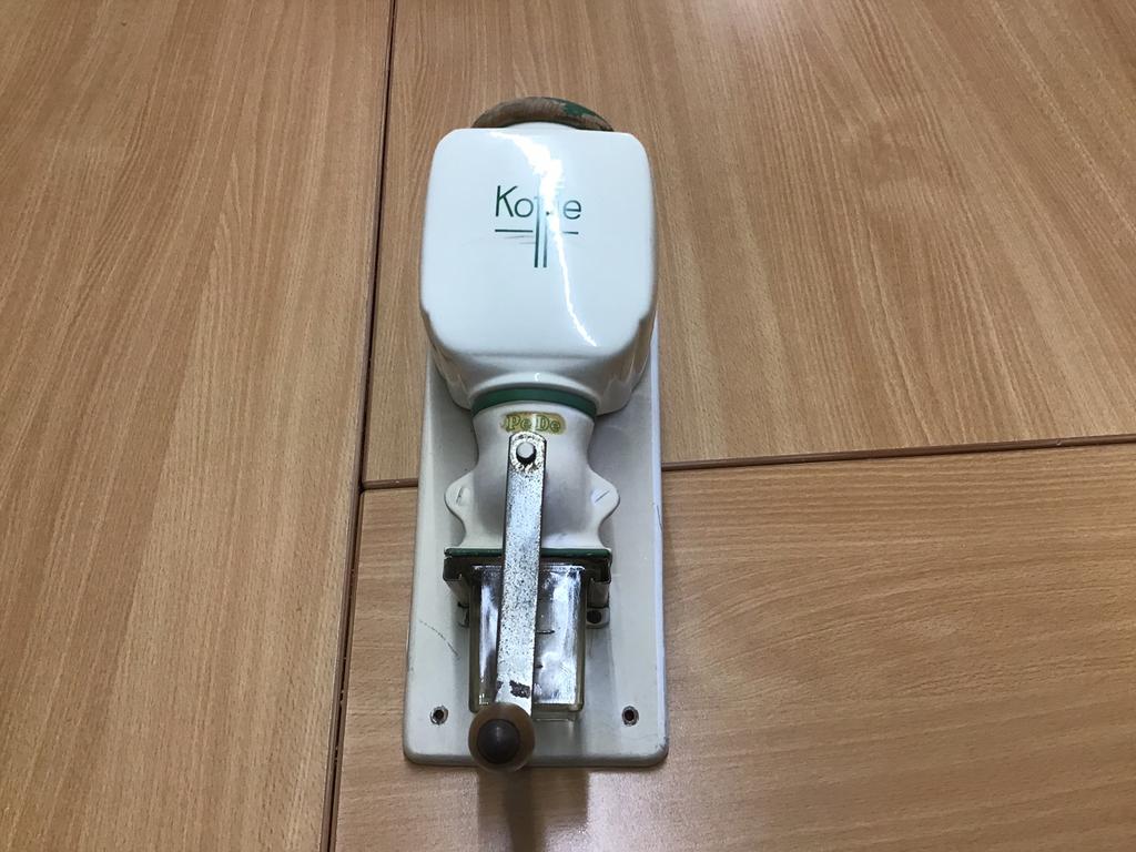 Wand hand koffiemolen Pede, Ophalen