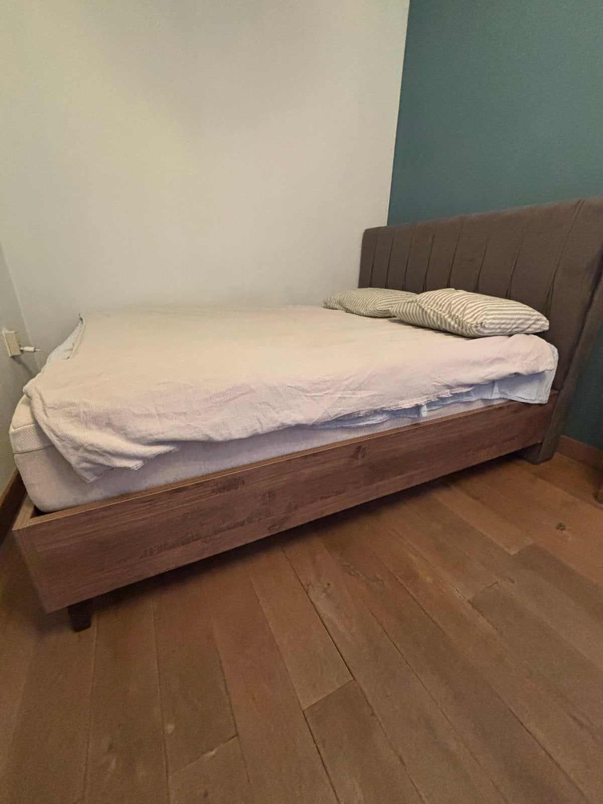 Bed frame and bedside with storage, Huis en Inrichting, Ophalen, Gebruikt, Bruin, Tweepersoons
