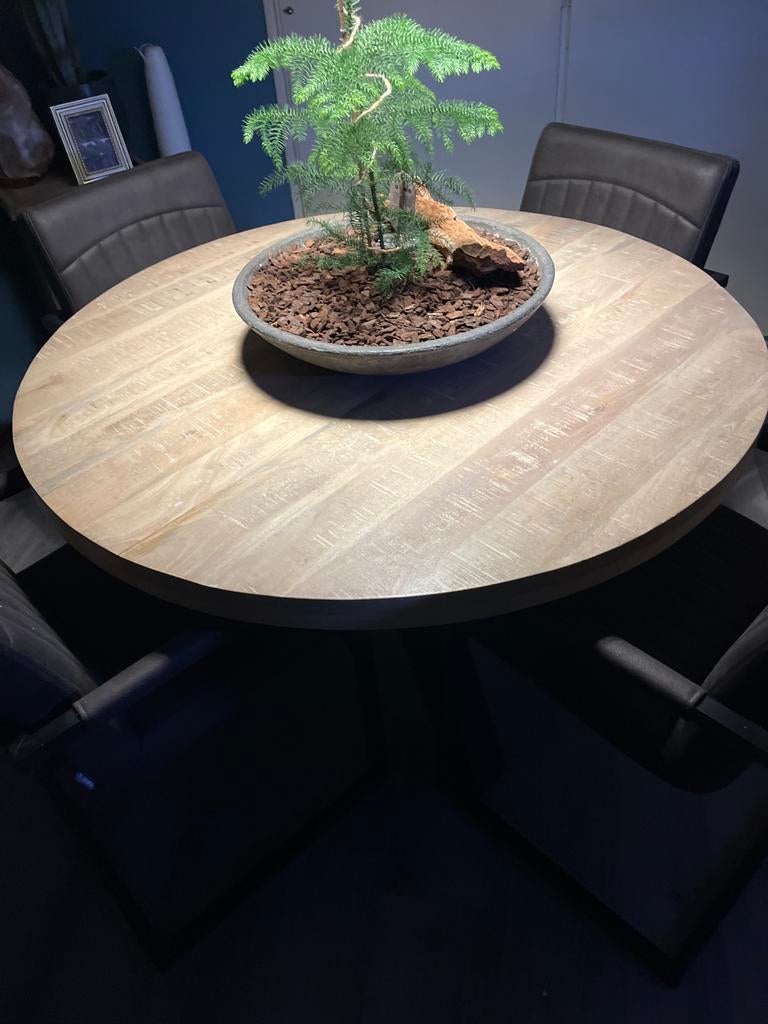 Ronde eettafel mangohout met metalen onderstel, Huis en Inrichting, Tafels | Eettafels, Ophalen, Rond, Zo goed als nieuw, Vier personen