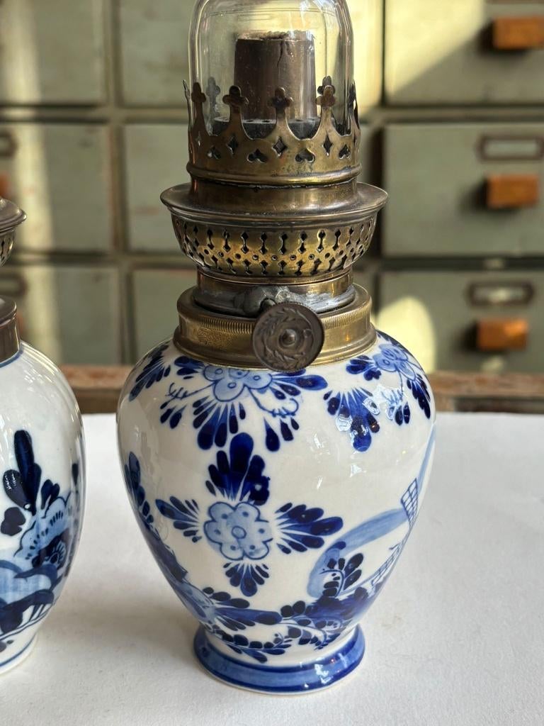 Delfts Blauwe olielamp, messing brander, glazen schoorsteen., Ophalen of Verzenden