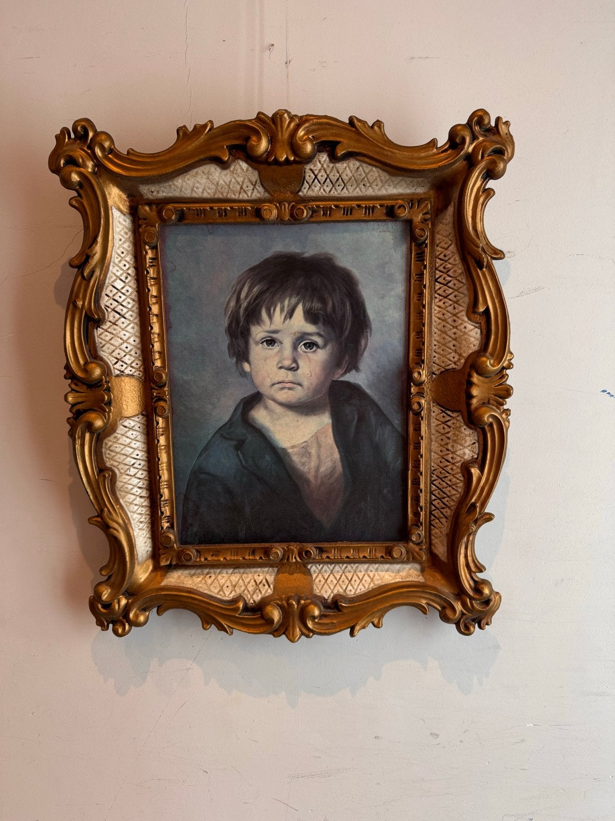 Vintage Bragolin - De huilende jongen in goudkleurige lijst, Portret of Personen, Overige ondergronden, Bijzondere lijst, Ophalen of Verzenden