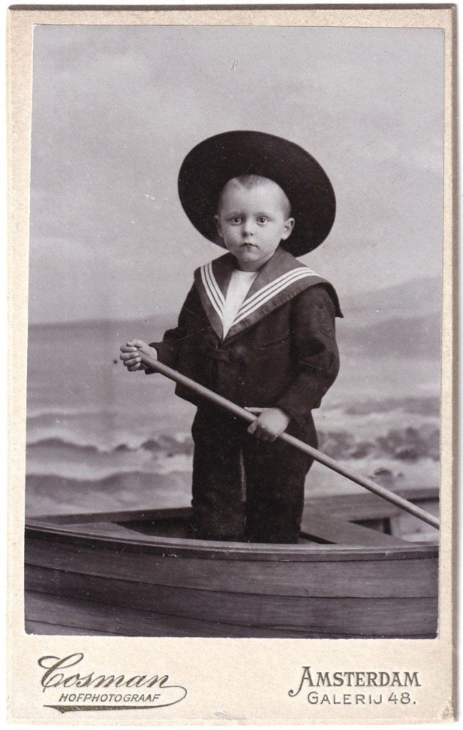 CDV Kind Jongen Matrozenpakje Roeiboot Foto Cosman Amsterdam, Verzamelen, Gebruikt, Foto, Ophalen of Verzenden, Voor 1940