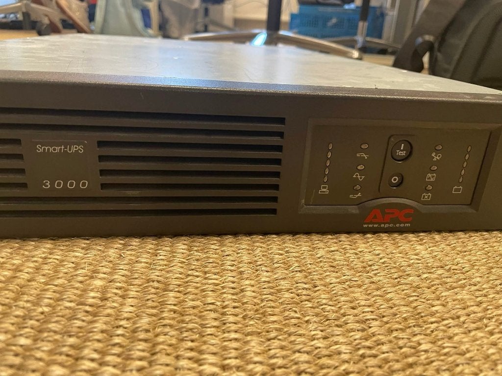 APC Smart-UPS 3000 noodstroomvoeding, Computers en Software, Noodvoedingen (UPS), Gebruikt, Ophalen