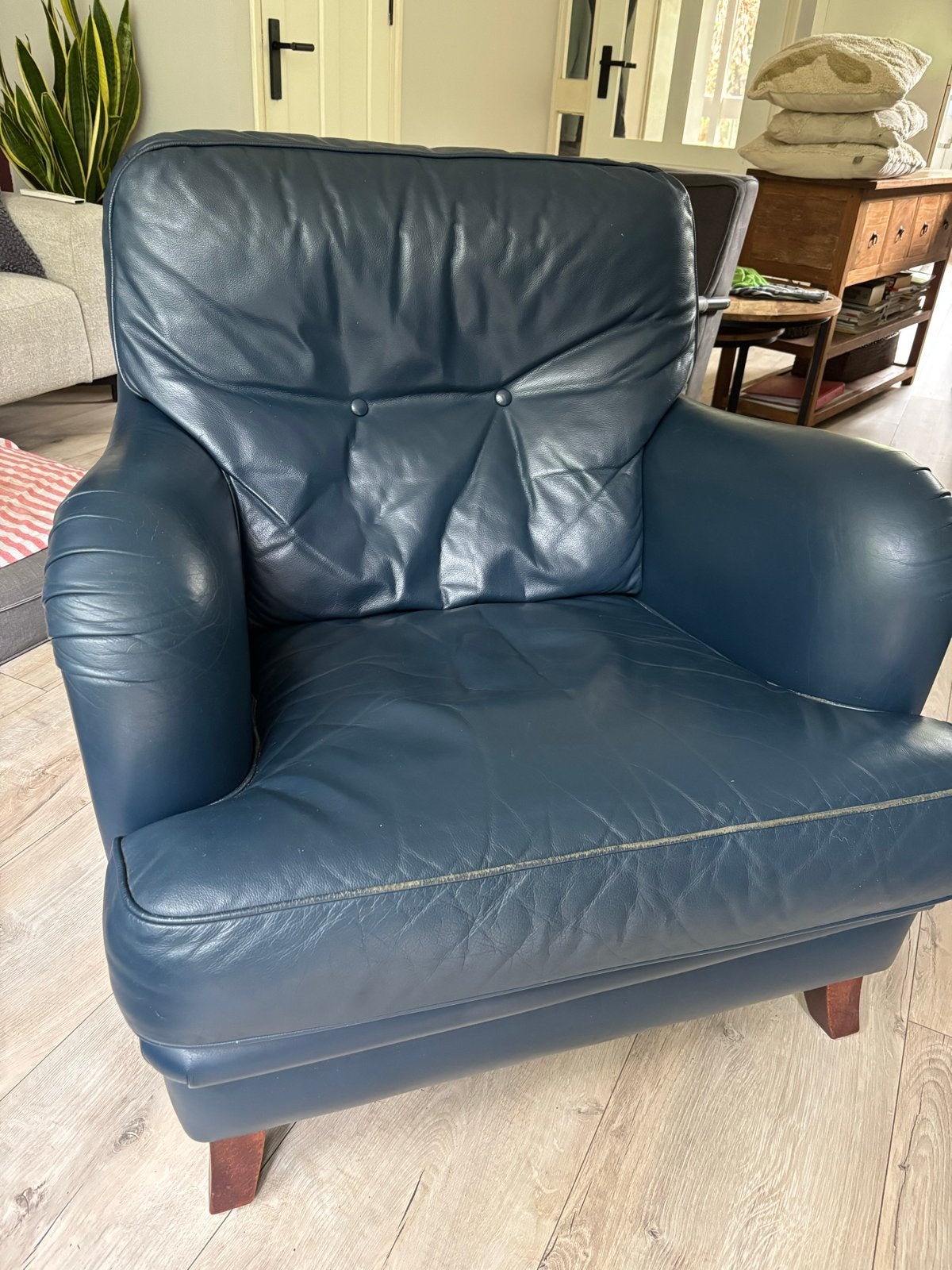 Donkerblauwe leren fauteuil van Bench, Huis en Inrichting, Ophalen, Gebruikt, Leer, 75 tot 100 cm