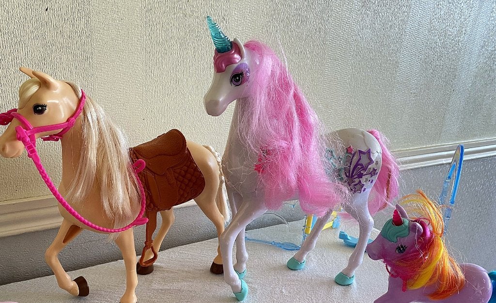 Barbie paard + 2 eenhoorns en rijspullen, Ophalen, Gebruikt, Barbie