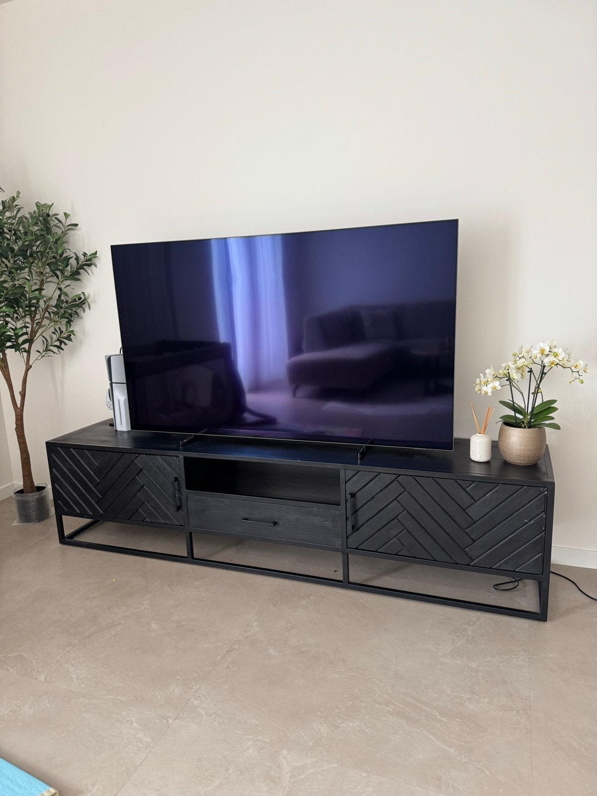 Zwart TV-meubel 210 cm met visgraatpatroon en metalen frame, 150 tot 200 cm, Ophalen of Verzenden, Zo goed als nieuw, Minder dan 100 cm