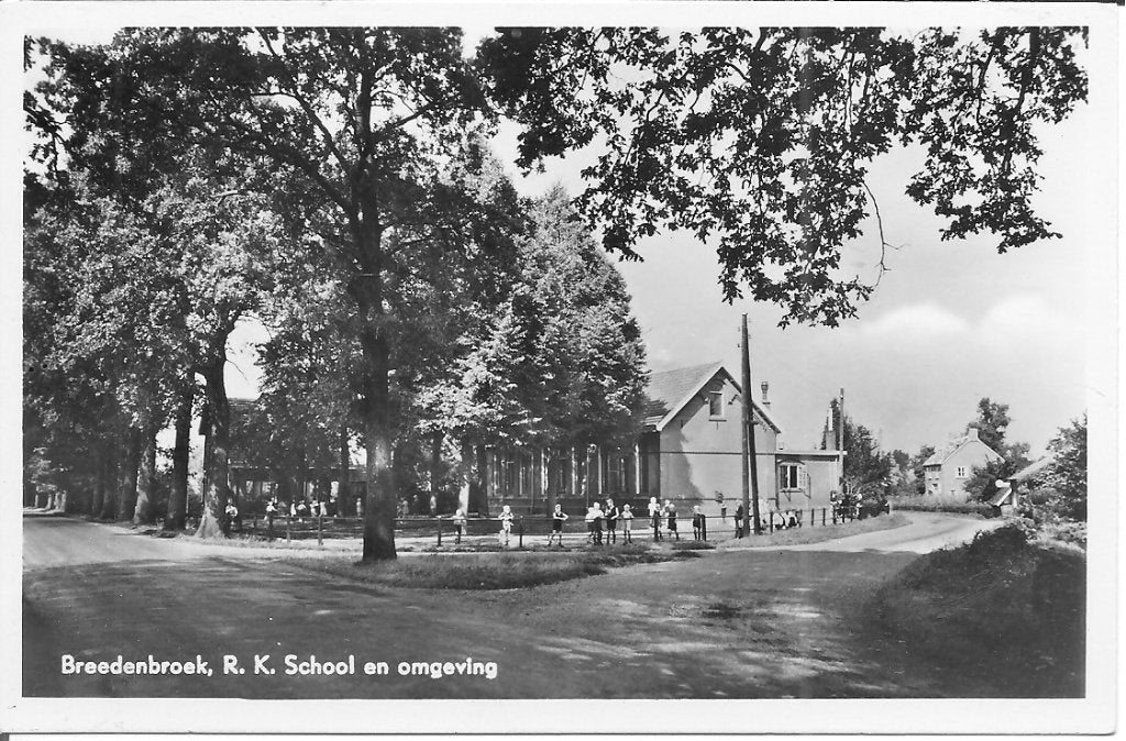 Breedenbroek, R.K. School en omgeving - Oude Ansichtkaart, Ophalen of Verzenden, 1940 tot 1960, Ongelopen, Gelderland