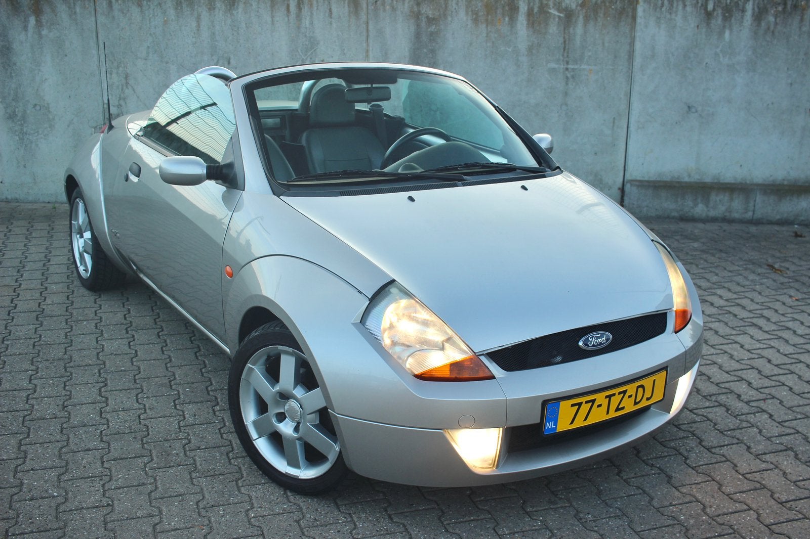 Nette Ford StreetKa KA Cabrio 2003 grijs !! Lange APK !!, Voorwielaandrijving, 40 €/maand, Leder, Handgeschakeld