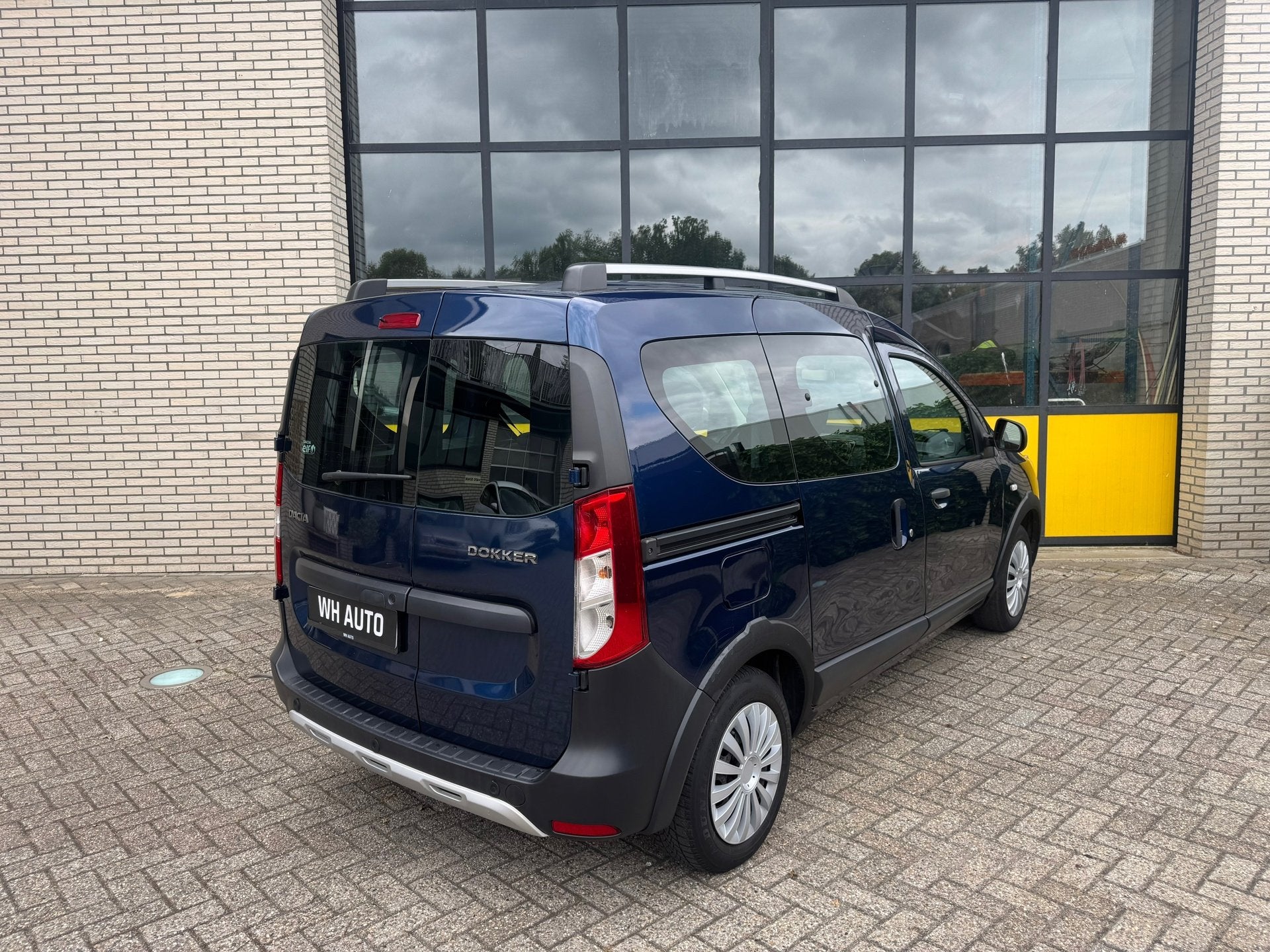 Dacia Dokker 103PK Série Limitée Stepway, Navi & cruise, Auto's, Dacia, Voorwielaandrijving, Stof, Gebruikt, Zwart