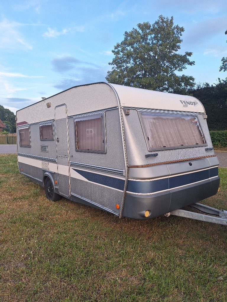 Caravan fendt joker E 530, Schokbreker, 2 aparte bedden, Treinzit, 750 - 1000 kg