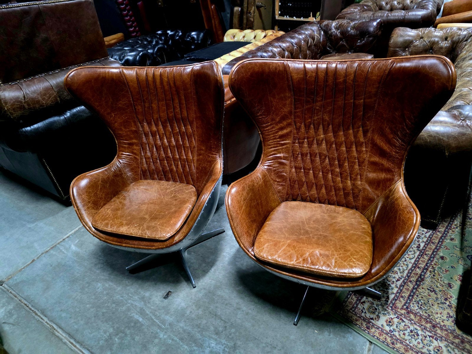 Set van 2 Aviator Egg Chairs - Leer & Aluminium + BEZORGING, Huis en Inrichting, Stoelen, Gebruikt, Twee, Bruin, .
