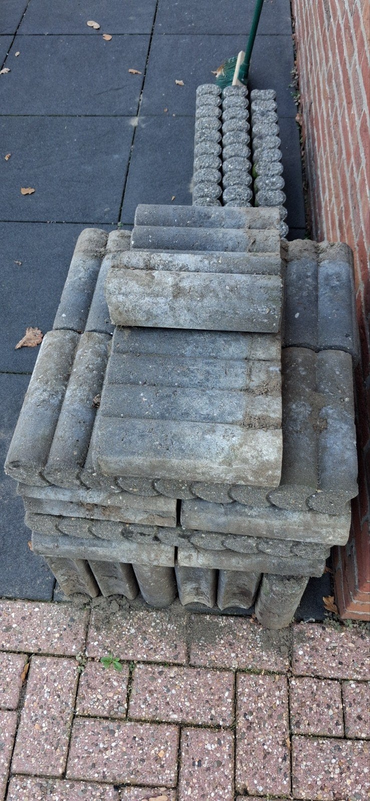Gratis betonnen kantopsluiting / graskantstenen (ca. 10m), Ophalen, Gebruikt, Overige typen, 10 m² of meer