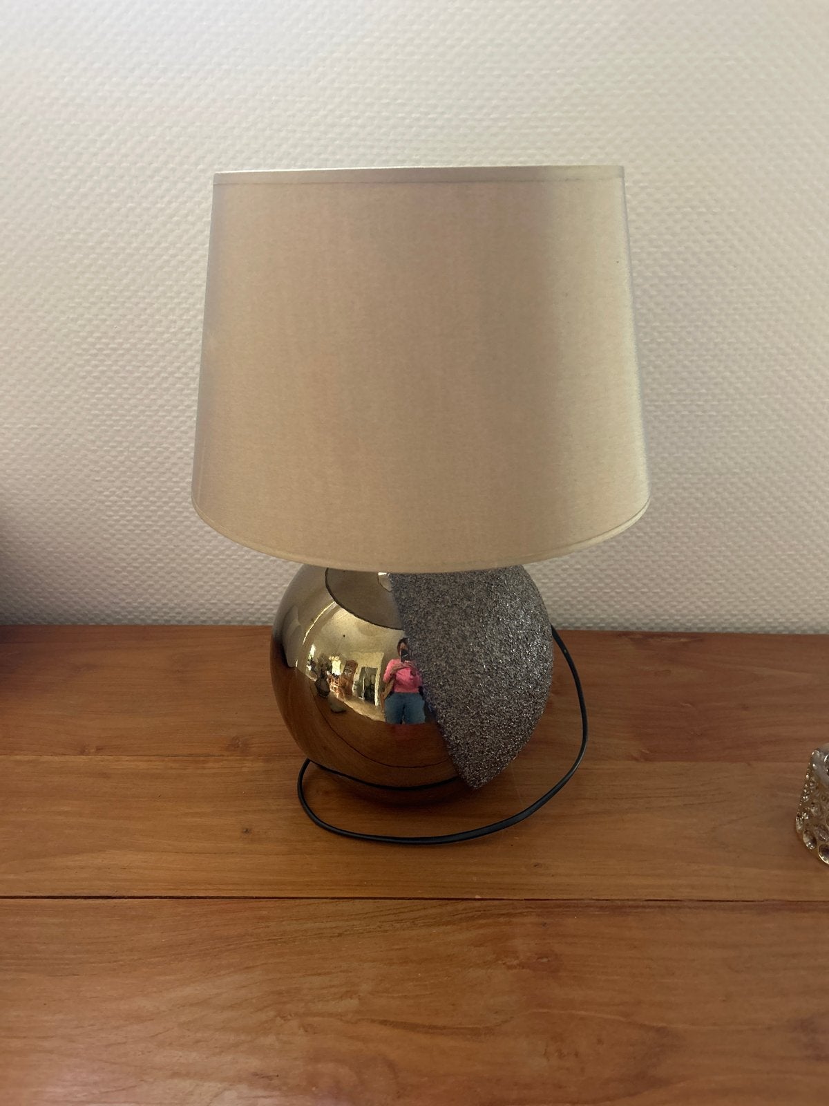 Moderne tafellamp met gouden en grijze bolvoet, Ophalen, Gebruikt, Metaal