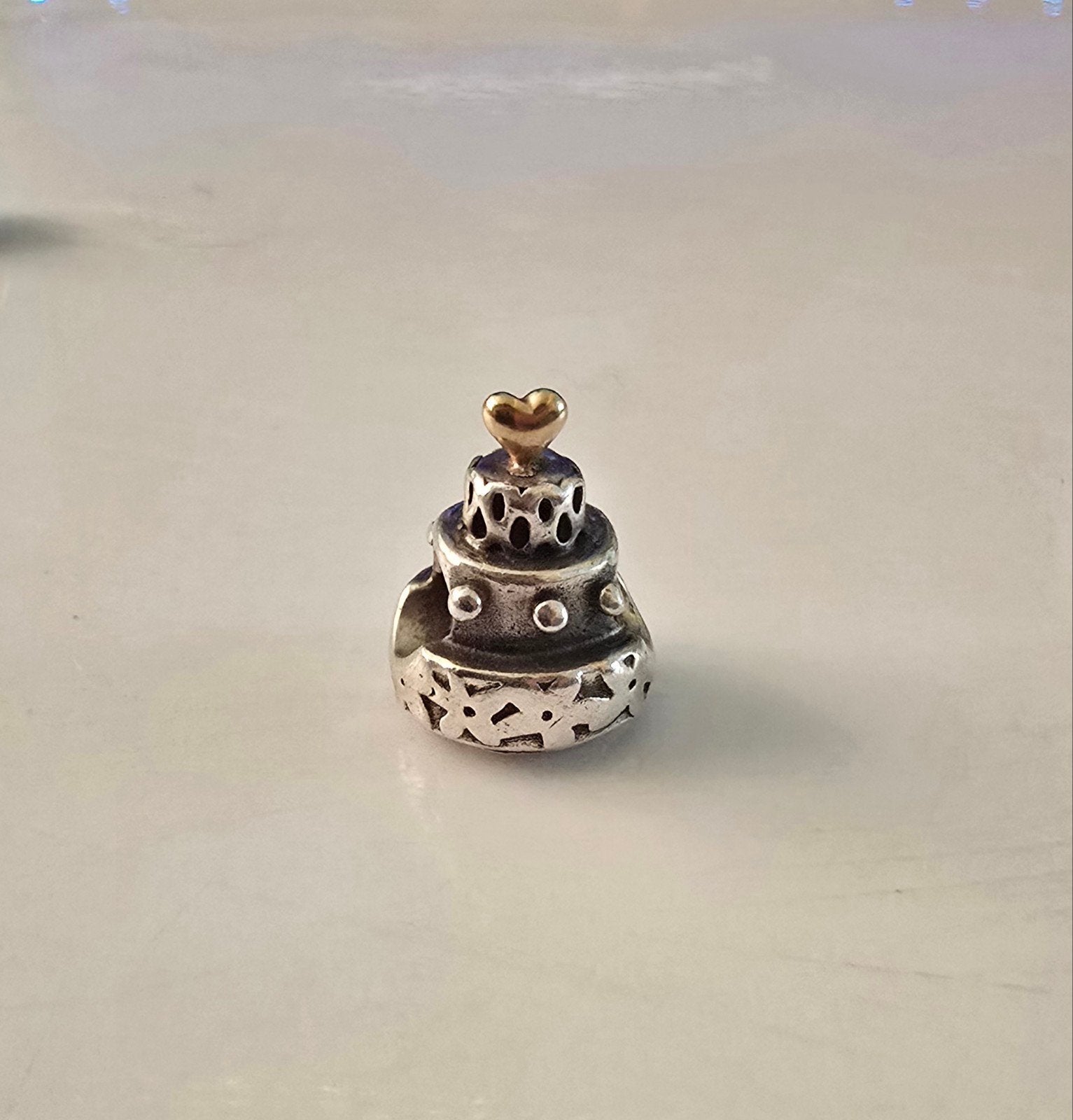 Prachtige originele zilveren Pandora bedel met goud, Sieraden, Tassen en Uiterlijk, Bedels, Ophalen of Verzenden, Zo goed als nieuw