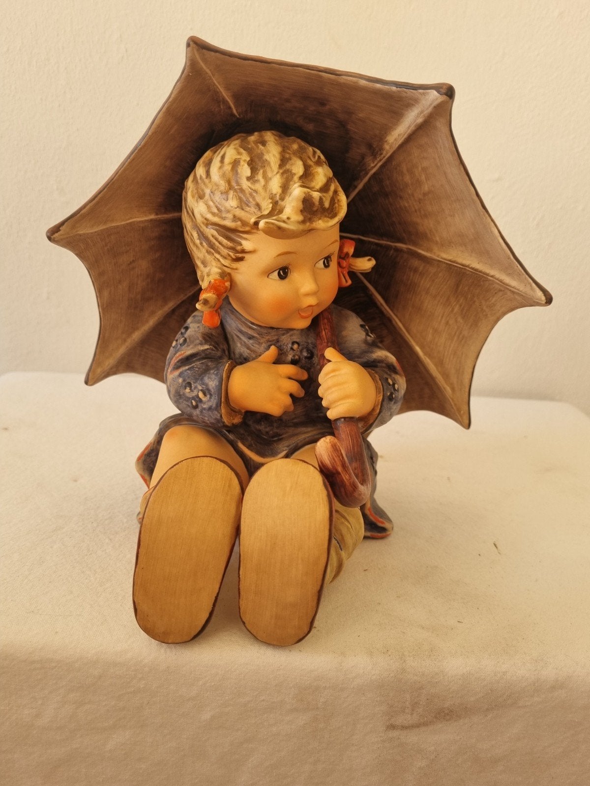 Hummel beeldje meisje met paraplu - Goebel 1972, Verzamelen, Beelden en Beeldjes, Ophalen of Verzenden