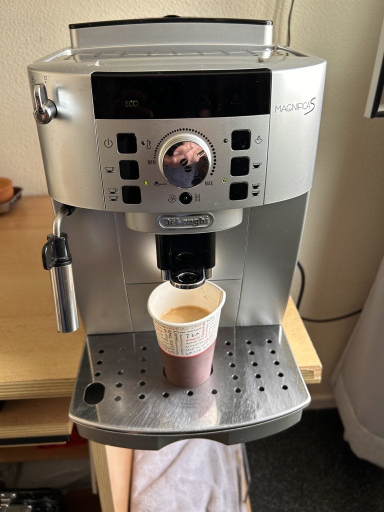 Aangeboden De Longhi bonen koffiemachine., Witgoed en Apparatuur, Koffiezetapparaten, Ophalen, Koffiebonen, 4 tot 10 kopjes, Afneembaar waterreservoir