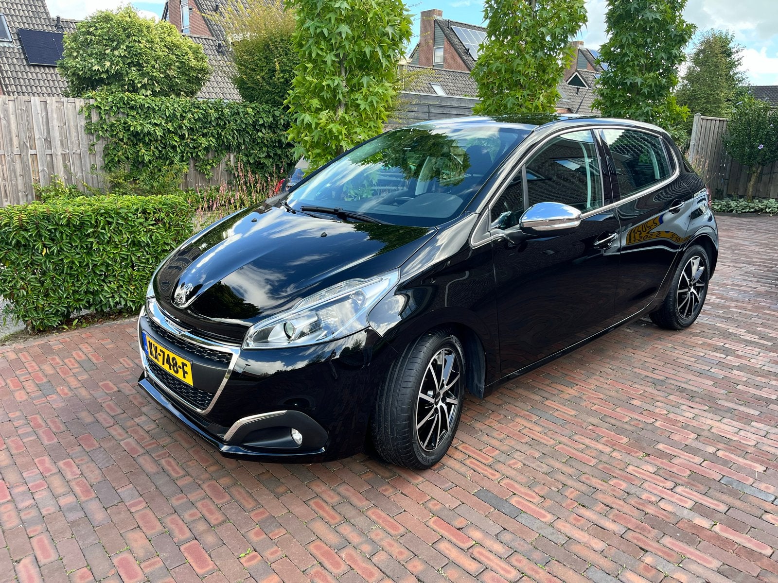 Peugeot 208 1.2 Allure Premium 2016 Zwart, Auto's, Voorwielaandrijving, 1199 cc, Zwart, Handgeschakeld