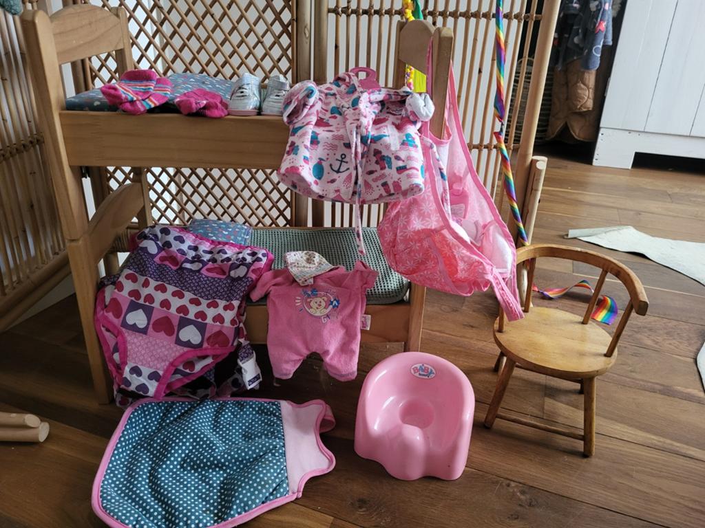 Houten stapelbed pop met nog veel poppenspullen, Kinderen en Baby's, Speelgoed | Poppen, Ophalen, Zo goed als nieuw, Babypop