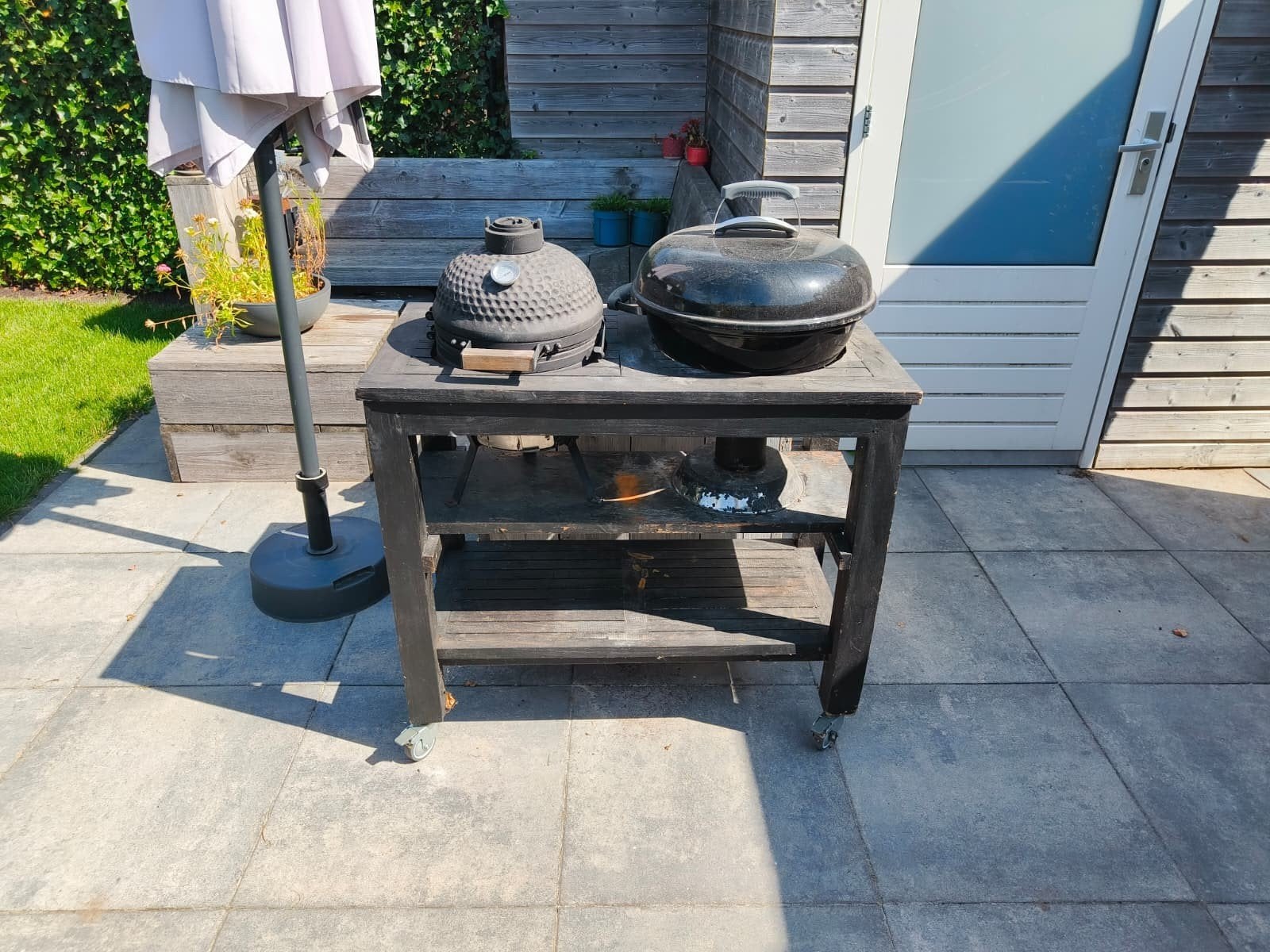 Barbecue tafel met Weber en Kamado, Ophalen of Verzenden, Gebruikt, Kamado, Weber,