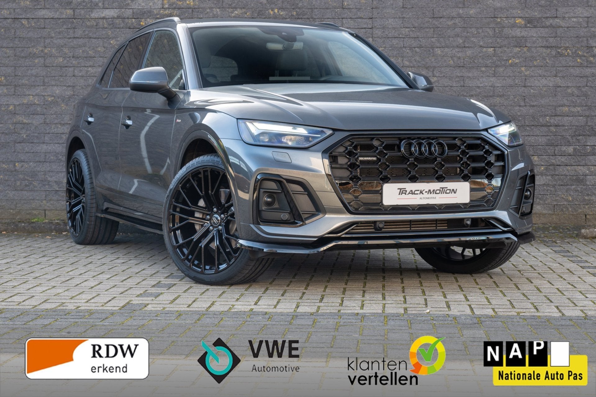Audi Q5 50 TFSI e S edition Competition GREY & BLACK, Automaat, Gebruikt, Euro 6, Leder en Stof