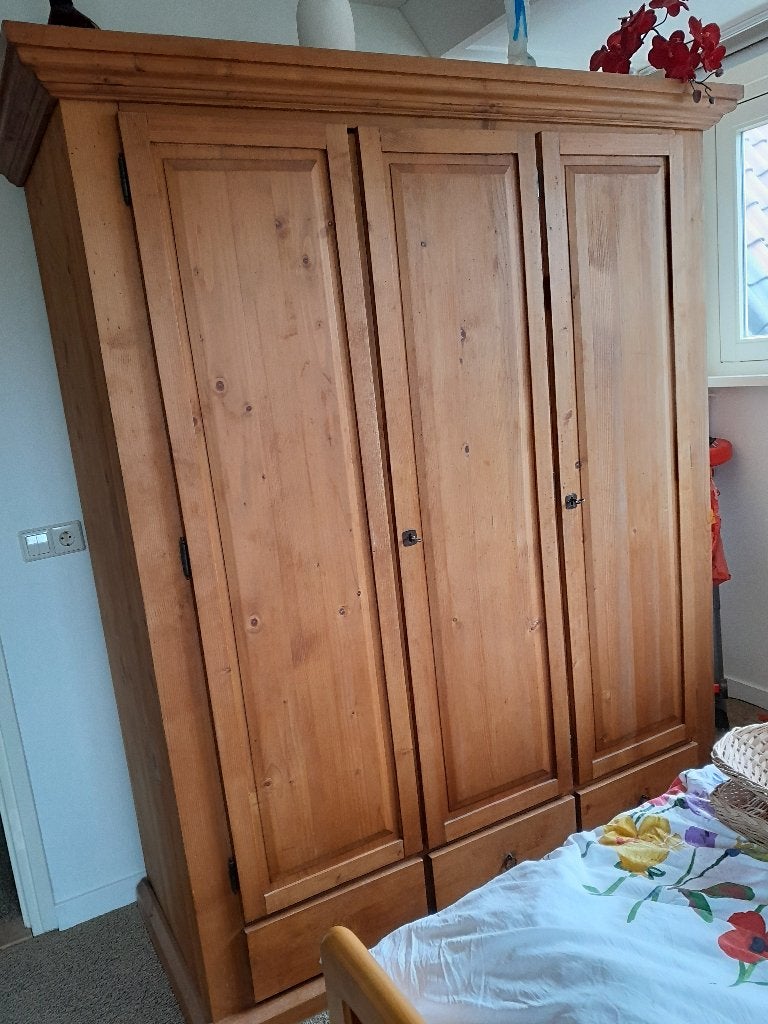 Grenen linnenkast met scharnierdeuren., Gebruikt, 150 tot 200 cm, Grenen hout, 50 tot 75 cm