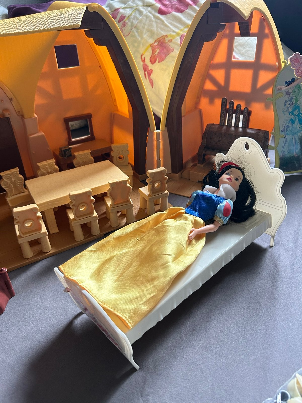 Foto 4 van Compleet Disney Sneeuwwitje huis met poppen en accessoires