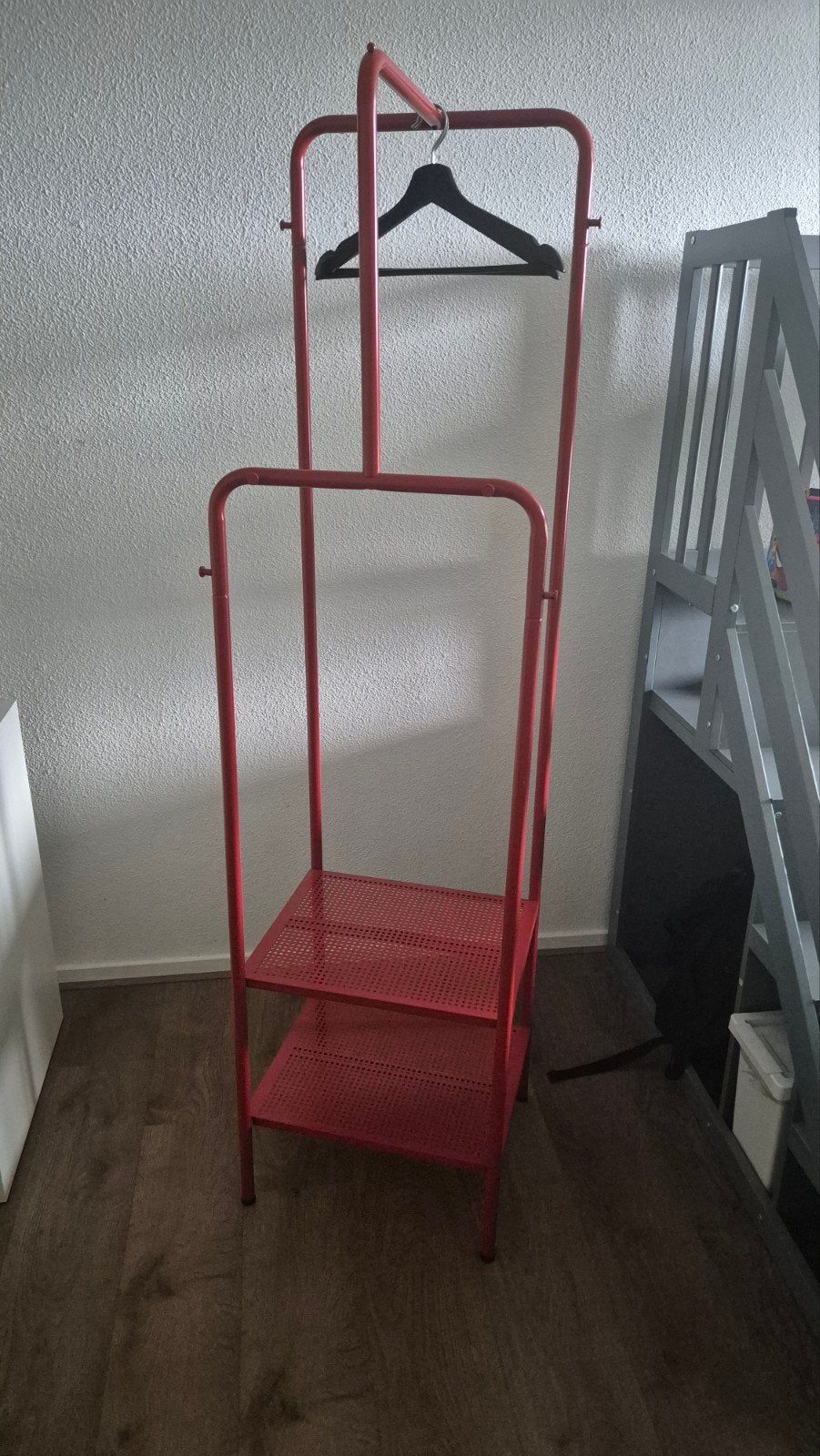 IKEA Nikkeby kledingrek rood, Ophalen, Minder dan 50 cm, Met plank(en), Zo goed als nieuw