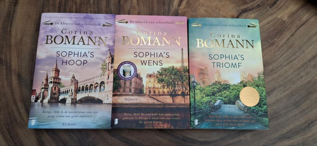 De kleuren van schoonheid trilogie - Corina Bomann, Boeken, Romans, Ophalen of Verzenden, Zo goed als nieuw, Corina Bomann, Nederland