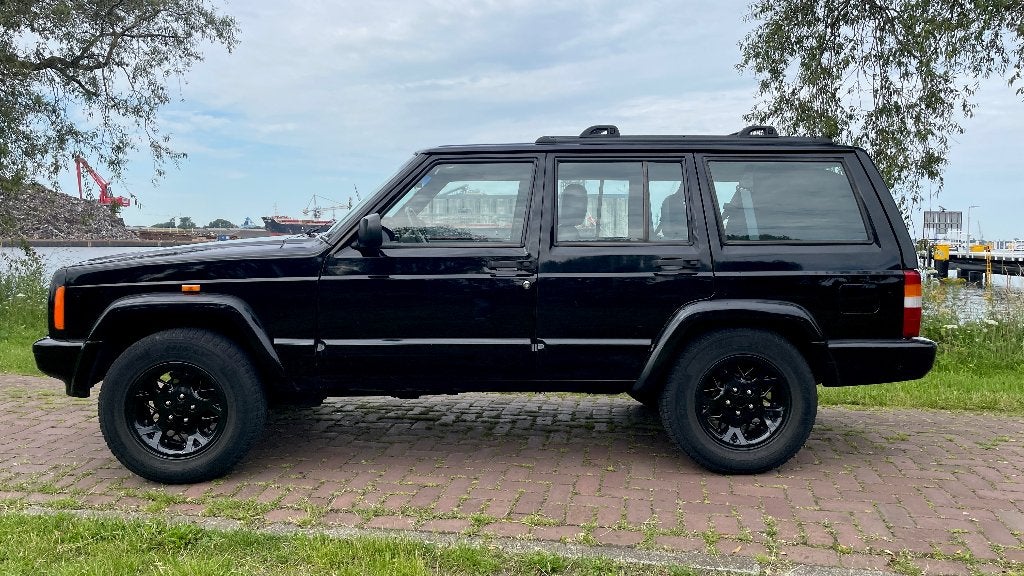 Jeep Cherokee XJ met nieuwe motor, Auto's, 450 kg, Zwart, Zwart, Origineel Nederlands